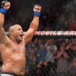 Daniel Cormier anser att Michael Chandler bör släppa planerna på att möta Conor McGregor