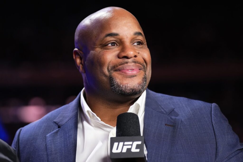 Daniel Cormier hyllar Tom Aspinalls nya attityd mot Jon Jones